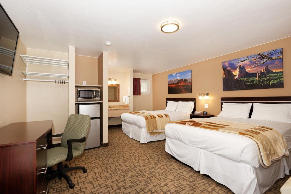 Queen Room with Two Queen Beds interior